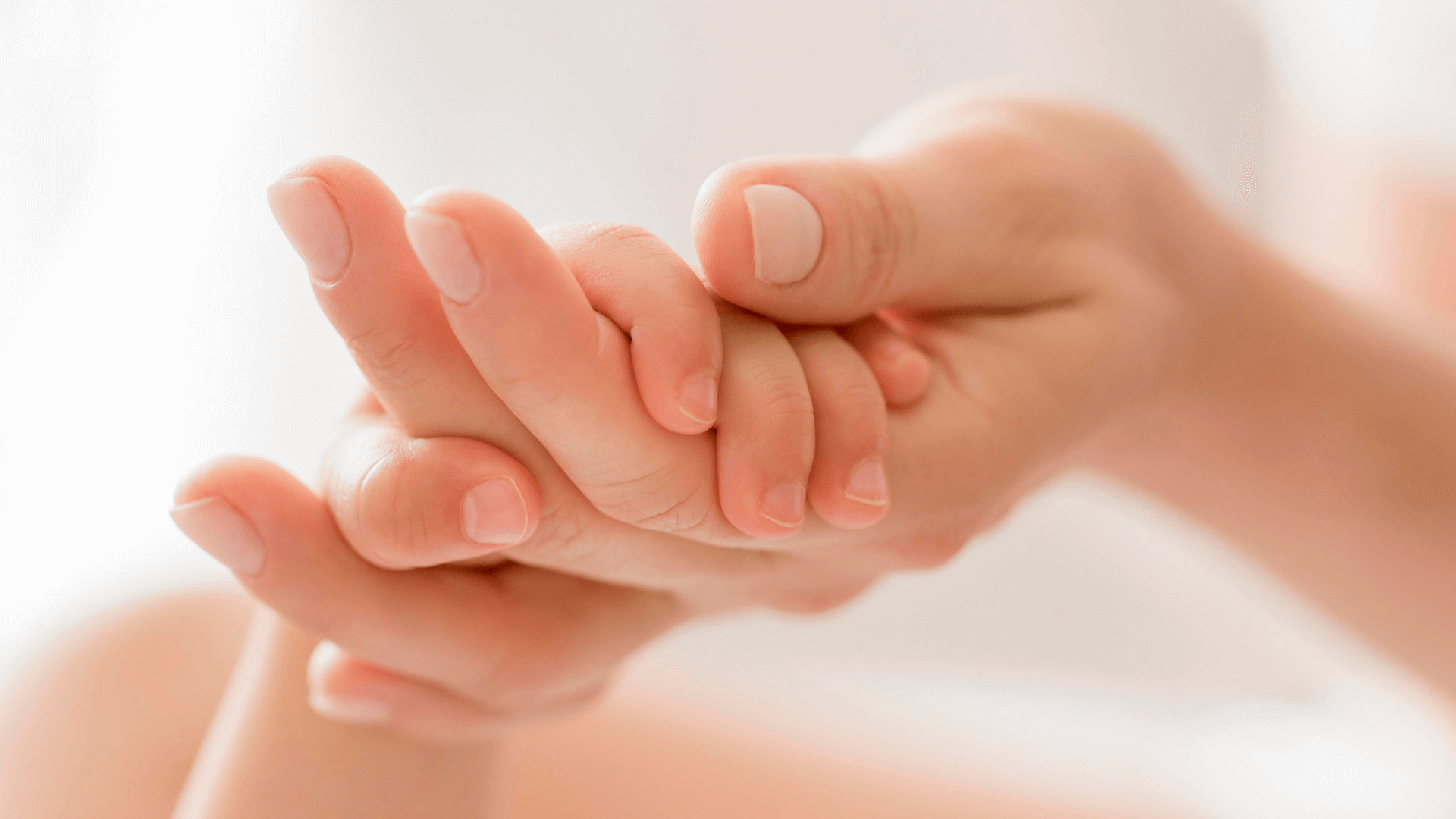 dětská ručička v&nbsp;ruce matky