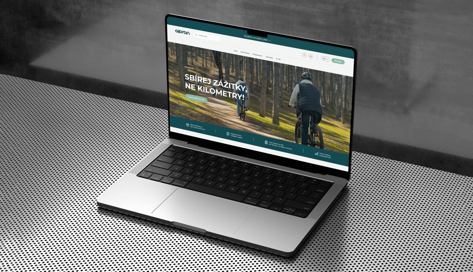 mockup notebooku s&nbsp;hero sekcí webu olpran