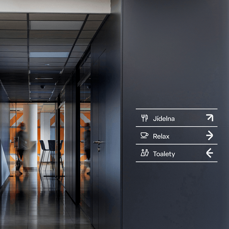 ukazatelé v&nbsp;budově