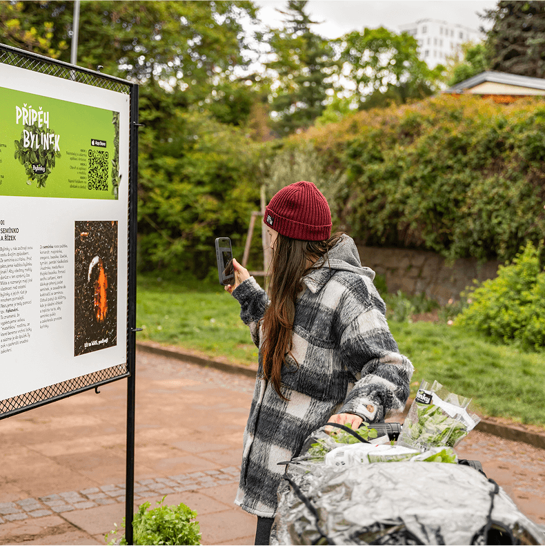 matka s&nbsp;kočárkem u&nbsp;tabule