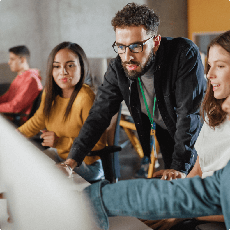 skupina lidí u&nbsp;počítače